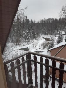 widok z balkonu pokrytego śniegiem dziedzińca w obiekcie Pokoje u Lusi w mieście Białka Tatrzanska