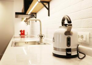 Un grille-pain est installé sur un comptoir de cuisine à côté d'un évier. dans l'établissement Habitat Nafplio bnb-The Dreamers Apartment, à Nauplie 22 autres photos