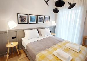 - une chambre avec un grand lit et trois photos sur le mur dans l'établissement Habitat Nafplio bnb-The Dreamers Apartment, à Nauplie