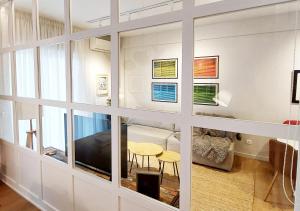 un salon avec une grande paroi en verre dans l'établissement Habitat Nafplio bnb-The Dreamers Apartment, à Nauplie