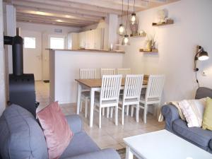 a kitchen and living room with a table and chairs at Ferienhaus Oceansounds in Sierksdorf