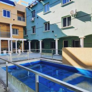 una piscina frente a un edificio en Sorrentino Alquileres en Villa Carlos Paz