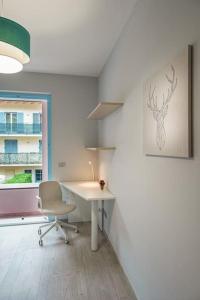 biuro z biurkiem, krzesłem i oknem w obiekcie Modern Apartment on the Mt.Baldo & Garda Lake w mieście Brentonico