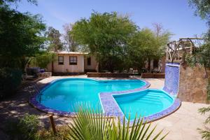 ein Swimmingpool im Hof eines Hauses in der Unterkunft Hotel-Camping Takha Takha in San Pedro de Atacama