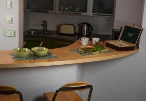 un mostrador de cocina con tazones de comida. en Apartment Trziste, en Praga