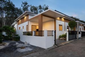 Tòa nhà nơi biệt thự tọa lạc