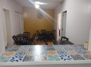 una habitación con una mesa con azulejos de colores. en Casa da Glória HOSTEL, en Río de Janeiro
