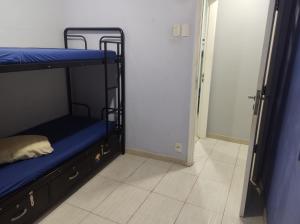 Una cama o camas cuchetas en una habitación  de Casa da Glória HOSTEL