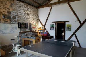 Saint-Paul-en-Gâtine的住宿－Au Cocorico，一间房间,配有乒乓球桌