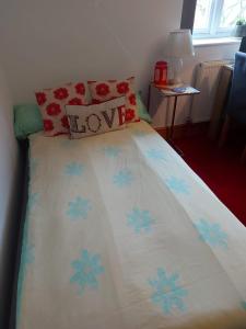 Postel nebo postele na pokoji v ubytování Minutes from Lyme Regis Self-Catering Suite with Stunning Countryside Views & Double Bath