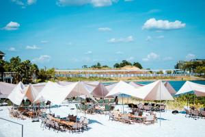 a group of white tents and chairs on the beach at Holiday Inn Changsha Dawangshan, an IHG Hotel in Changsha