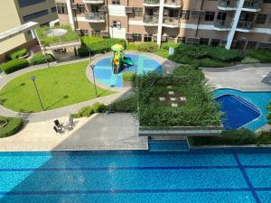Swimming pool sa o malapit sa Le 10 The Radiance Manila Bay