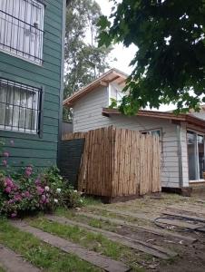 una casa con una valla delante de ella en Cabaña 2 en Mar del Plata