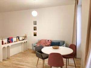 sala de estar con mesa y sillas en Serene Sixteen - Valence Centre Ville, en Valence