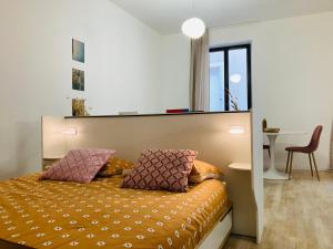 a bedroom with a bed and a table with a chair at Serene Sixteen - Valence Centre Ville in Valence