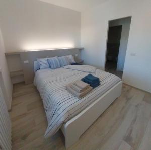 um quarto com uma cama com toalhas em Casa DelFalco em Domodossola