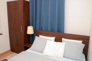 een slaapkamer met een bed met een blauw gordijn bij Dorcoleta Apartment in Belgrado