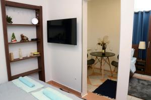 een woonkamer met een tv aan de muur bij Dorcoleta Apartment in Belgrado