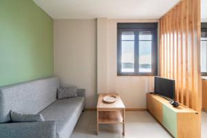 Telewizja i/lub zestaw kina domowego w obiekcie APARTAMENTOS LAS OLAS BY PANTIN