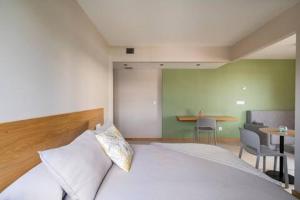 Łóżko lub łóżka w pokoju w obiekcie APARTAMENTOS LAS OLAS BY PANTIN