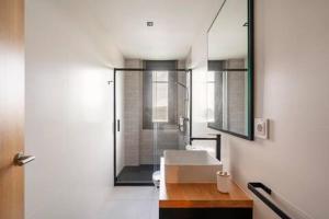 łazienka z umywalką i przeszkloną kabiną prysznicową w obiekcie APARTAMENTOS LAS OLAS BY PANTIN w mieście Valdoviño +37 zdjęć