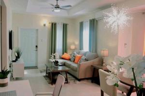 O zonă de relaxare la Paradise Oasis at Oceanpointe - pool and free parking