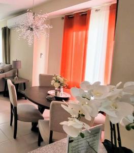 O zonă de relaxare la Paradise Oasis at Oceanpointe - pool and free parking