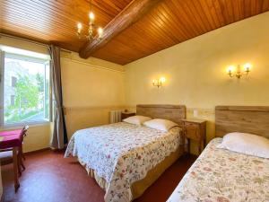 Postel nebo postele na pokoji v ubytování Logis Grand Hotel Bain