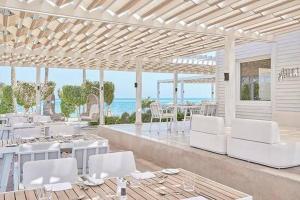 A restaurant or other place to eat at Red Sea Panorama