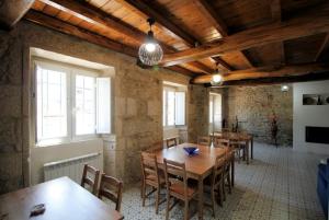 盧戈的住宿－Casa De Don Lino，用餐室配有木桌和椅子