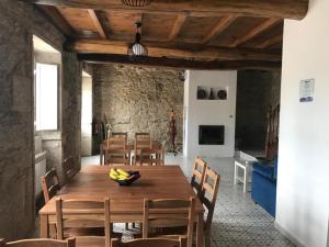 un comedor con una mesa de madera con plátanos. en Casa De Don Lino, en Lugo