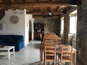 盧戈的住宿－Casa De Don Lino，一间带桌椅和时钟的用餐室