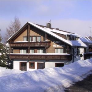 een gebouw bedekt met sneeuw met een berg sneeuw bij Hotel Waldeck mit Restaurant "Florian'S" in Feldberg