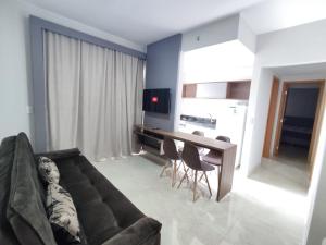 sala de estar con sofá y mesa con sillas en RECANTO DO BOSQUE _R3CALDAS, en Caldas Novas