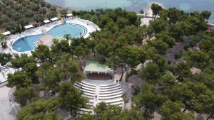una vista aérea de una piscina con árboles en Villaggio Baia Del Monaco en Manfredonia