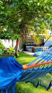雅帕拉廷加的住宿－Vila Leão do Norte，院子里的几个蓝色和橙色吊床