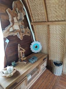 Baing的住宿－Wajonata Sumba，享有木屋内客房的内部景致