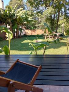 une chaise assise au-dessus d'un banc en bois dans l'établissement Eldorado Apart, à Eldorado