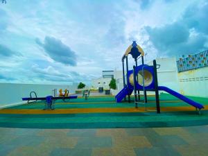 um parque infantil com um escorrega no meio de um edifício em Imperio Professional Suite by IMPERIO HAFFA em Alor Setar