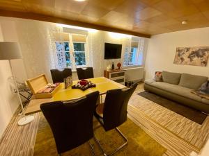 a living room with a table and a couch at Ferienwohnung an der idyllischen Salzachschleife Nähe Salzburg in Laufen