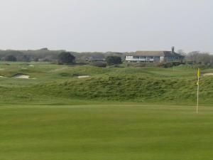 uma vista para o campo de golfe em The Annex at Barton on Sea em New Milton