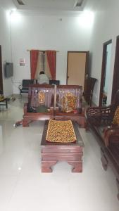 una sala de estar con sofás y mesas. en Richandy House - 3 BR Full AC & Hot Water, en Kejayan