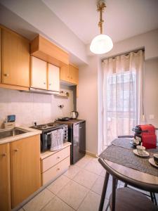 uma cozinha com uma mesa e uma bancada em Small Nest - Central Spot Apartments em Volos