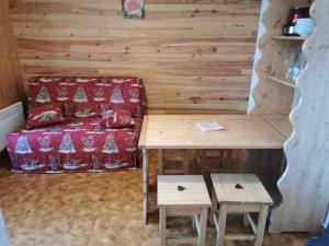 ein Wohnzimmer mit einem Sofa und einem Tisch in der Unterkunft STUDIO in Thollon