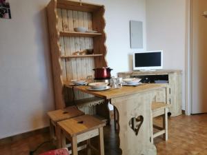 ein Zimmer mit einem Holztisch mit einem Computer darauf in der Unterkunft STUDIO in Thollon