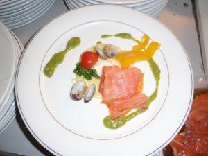 um prato de alimentos com produtos hortícolas de carne e cogumelos em Hotel Gurschler em San Leonardo in Passiria
