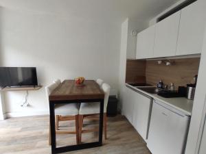 Kuchyňa alebo kuchynka v ubytovaní Appartement cosy Saint Lary village