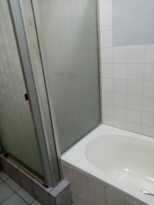 La salle de bains est pourvue d'une douche et d'un lavabo. dans l'établissement Ezrom bright, à Port Shepstone