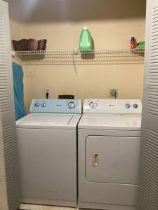 Φωτογραφία από το άλμπουμ του Lakeview Condo in Gated Community στην Τάμπα