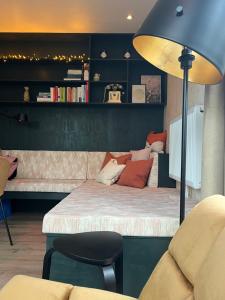a bedroom with a bed and a lamp and a chair at Ultiem ontspannen in compleet ingericht tiny house in bosrijke omgeving in Nunspeet